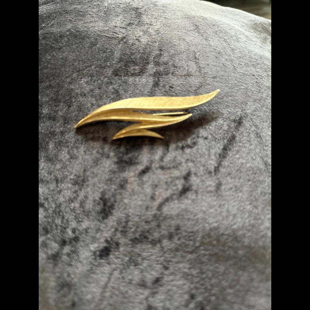 Trafalgar zig zag gold toned Brooch